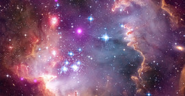 Kollaboration: In diesem Bild sind die Chandra-Daten in Lila dargestellt, vom NASA/ESA-Weltraumteleskop aufgenommenes sichtbares Licht in Rot, Grün und Blau sowie der Infrarotbereich des Spitzer-Weltraumteleskops in Rot. Die Urheberrechte gehören der NASA/ESA/UP.