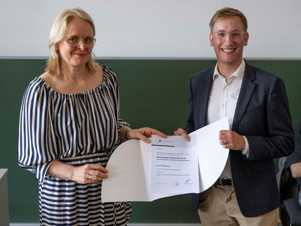 Prof. Dr. Nanna Fuhrhop mit dem Preisträger Kai Rehbaum