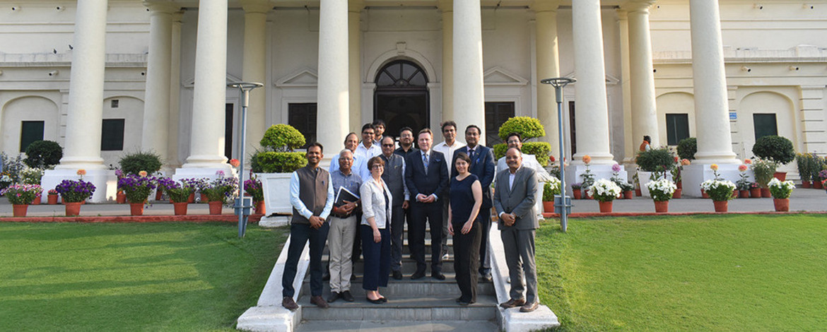 Die Delegation der Universität Potsdam mit den Gastebern am Indian Institute of Technology (IIT) in Roorkee, Indien. Mit dabei: der Präsident der Universität Potsdam, Prof. Oliver Günther, PhD. (6.v.r.), und die Leiterin des International Office, Katharina Schmitt (9.v.r.). - 